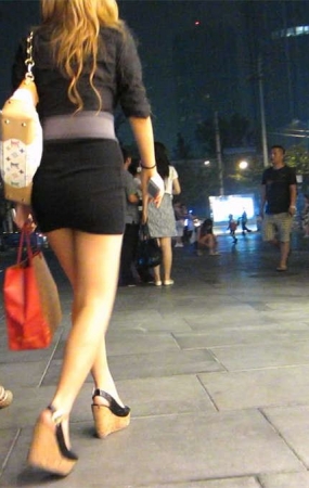 黄色超短裙美女