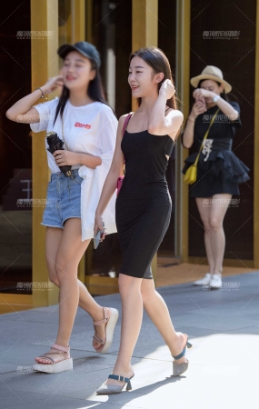 黑色紧身包臀裙美女