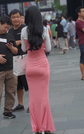 粉色包臀长裙小姐姐