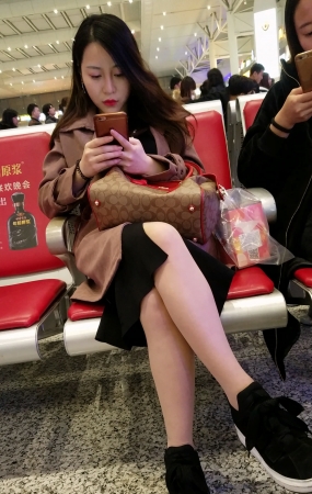高铁站拍摄黑色长裙肉色丝袜长发美女