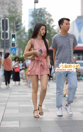 粉色连衣裙长发街拍美女