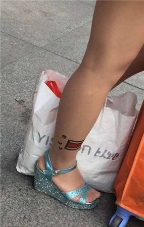 近距离特写美腿丝足破高跟鞋少妇