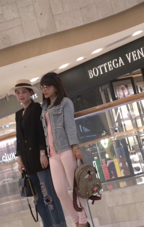 白色紧身裤高跟鞋美女