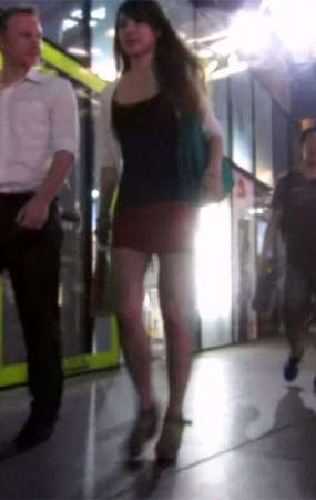 极品红裙美女,居然被老外叼走了
