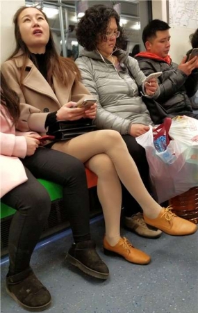 4K – 地铁上的漂亮肉丝袜美腿女孩