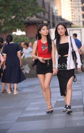 街拍红衣短裙美腿小姐姐