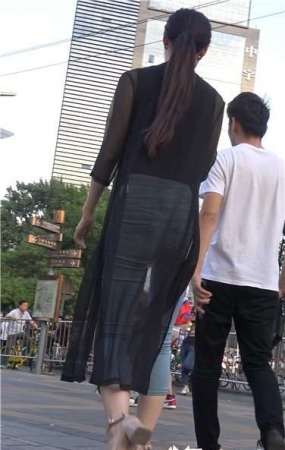 4k超清，紧身牛仔高挑长腿女神姐姐骑共享单车[1.36 GB]