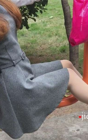 小区健身器材上打电话的丰腴美少妇