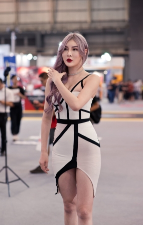 白色连体包臀裙美女
