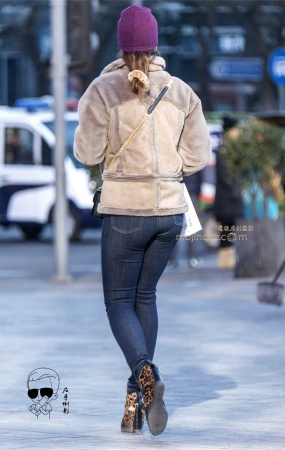 紧绷牛仔裤彰显美臀魅力{2017-1-31-12P}