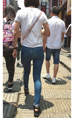 牛仔紧身短发妹子