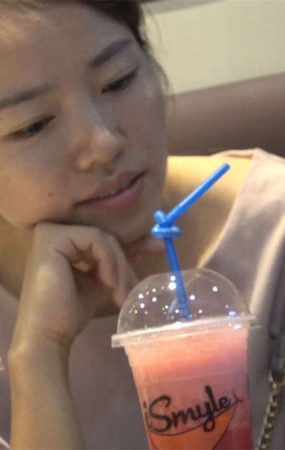 两位脸蛋漂亮的美足美女子