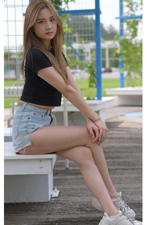 蓝色牛仔热裤女孩