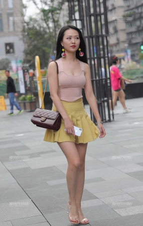 百褶裙美女
