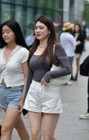 高挑洁白热裤美女