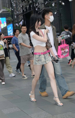 清凉白皙小蛮腰女友
