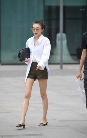街拍白衬衫美腿美女