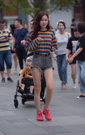 黑色热裤月牙小姐姐