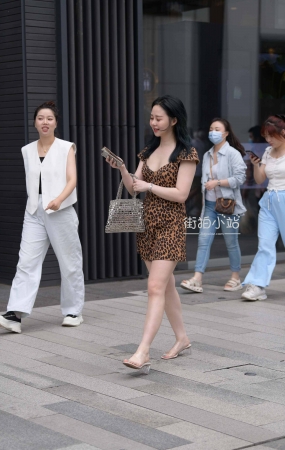 街头抓拍白白净净的豹纹裙荏萋