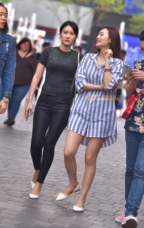性感紧身黑色牛仔裤美女