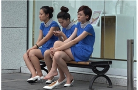 礼仪美眉脱鞋 [1.50 GB/MP4]