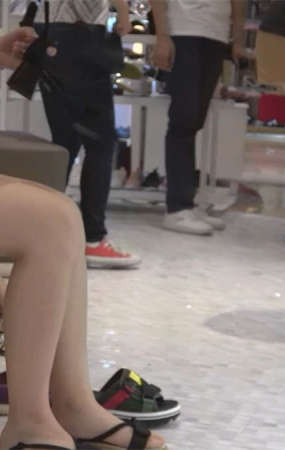鞋店里的小小女生