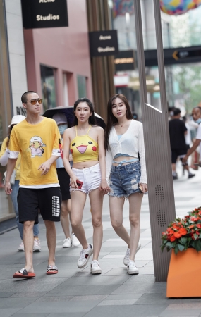 皮卡丘长发热裤小姐姐