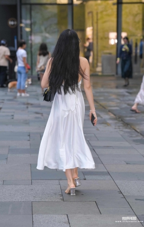 吊带白裙低胸 21-08-21-722