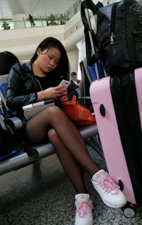 黑色丝袜性感长腿长发美女车站候车