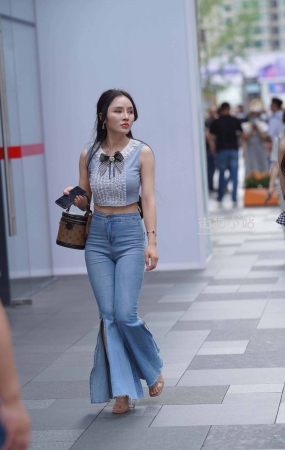 街拍喇叭牛仔美女
