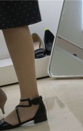 4k-斑点连衣裙街拍美女鞋店试高跟鞋