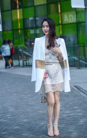白衣美女靓胸迷人-9P