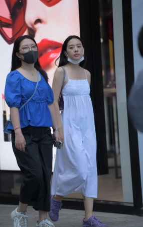 白裙美女
