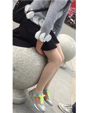 肉丝美腿运动鞋美女，你这样子坐着爽不爽。