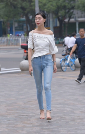 一只麋鹿摄影作品 高挑的紧牛美女