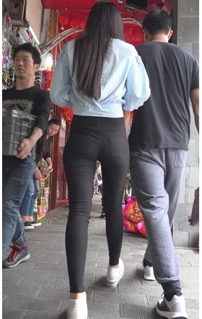 黑色紧身裤小姐姐
