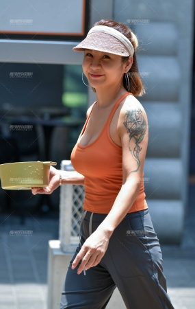 魅力橘红背心美女