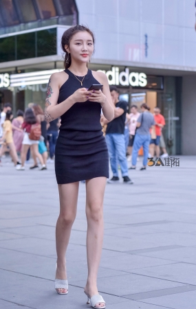 紧抱臀包裹出前凸后凹性感身材-13P