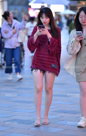 文静高跟热裤美女