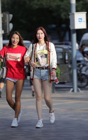 热裤大白腿美女