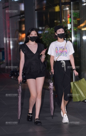 深V热裤微胖女孩