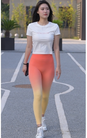 红色瑜伽裤美女【套图+视频】