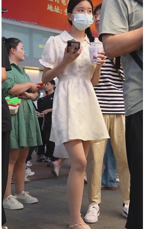 白色连衣裙美女