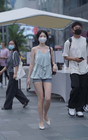 娇羞热裤女孩