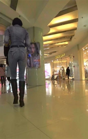紧身牛仔裤肥臀少妇逛商场