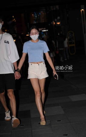 眼镜小哥牵手美腿女友