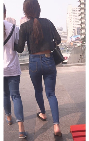 蓝色牛仔长裤紧身美女