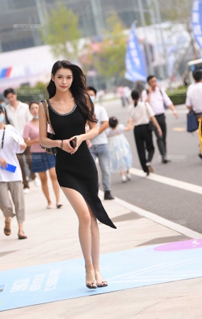修长的大长腿美女