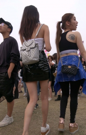 性感抹胸包臀皮裙火辣身材高颜值美女