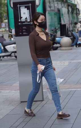 坚挺的牛仔裤女孩
